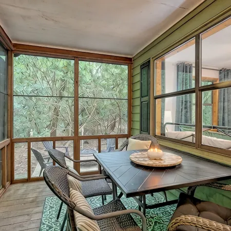 “Serenity Wow Cabin on the Creek Close to Town