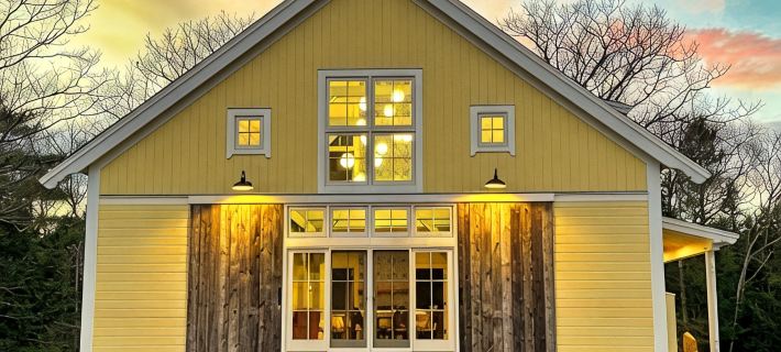 Beautiful farmhouse with hiking trails/kayaking. 5 minutes to town or ocean! Hotels in Freeport