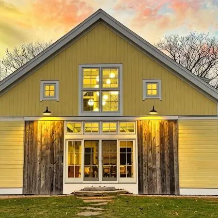 Beautiful farmhouse with hiking trails/kayaking. 5 minutes to town or ocean!
