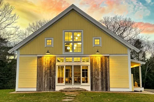 Beautiful farmhouse with hiking trails/kayaking. 5 minutes to town or ocean!