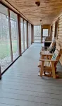 Secluded 3400 Sq Ft Log Cabin Retreat with Modern Comforts & Screne Nature views - Homestays