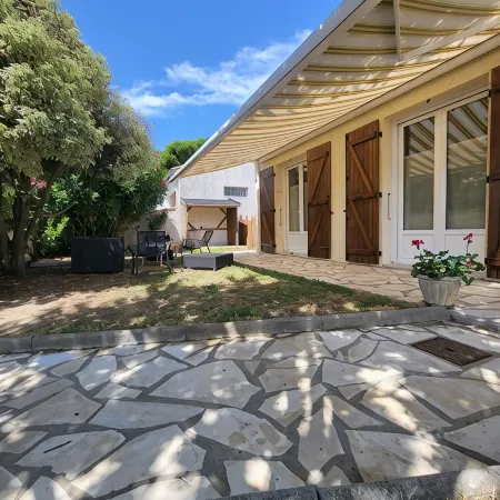 Family home in Fouras - enclosed garden near beach and market Отели в г. Фура