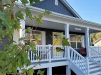 Private Retreat Bungalow-One Level, 2 blocks from Beach w/Porch & Deck Hotels in Colonial Beach