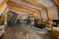 Pet Friendly, 10 Guests, Walking Distance to Payette Lake/Downtown, Hot Tub!