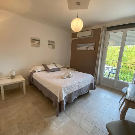 Hotel Carina-Très Grande Piscine-Local à Vélo Отели в г. Апт