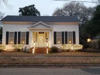 LA BELLE MAISON - Beautiful 1850 Historical home just across from Lions Park! Hotels in Jefferson