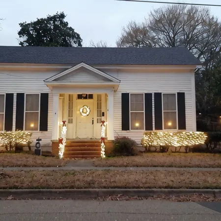 LA BELLE MAISON - Beautiful 1850 Historical home just across from Lions Park!