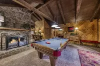 Silver Fox Inn Beautiful 5-bedroom Cabin w/hot tub - Wi-Fi