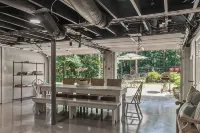 The Saban of Sherwood with a Pool located 0.9 miles from Bryant Denny Stadium - Homestays