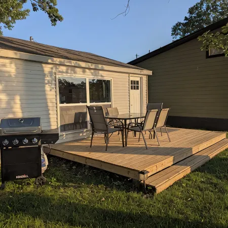 Cozy 3-bedroom cabin just steps from the lake!
