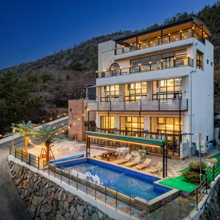 Yeosu Demer Pool Villa Отели рядом с достопримечательностью «Поле для гольфа The Ocean»