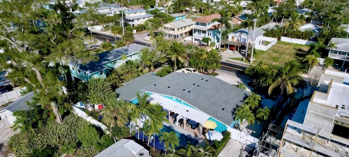 Charming Ground Level Resort Style 3unit condo unit B a few steps from the beach 홈즈비치 호텔