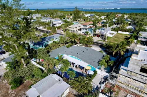 Charming Ground Level Resort Style 3unit condo unit B a few steps from the beach
