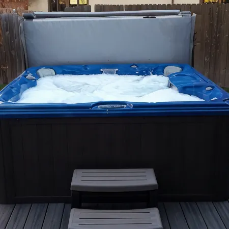 Summer Escape or Winter Wonderland. Private Hottub, 1 mi from downtown Whitefish Отели в г. Уайтфиш