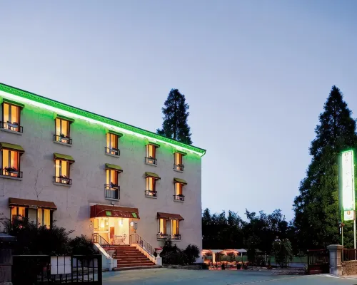 Logis Hôtel Restaurant les Cèdres Hotéis em Joyeuse