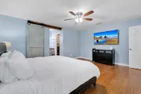 Beautiful Cozy Pool Oasis, 3/2 Heated Pool Home, Fenced, Pet Friendly, King Bed - 4-Star
