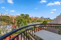 Thriving City Location, Dining Hub Near CBD - Holiday Apartments