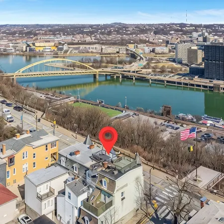 Breathtaking views of Pittsburgh from Mt. Washington! Rooftop deck + parking!