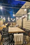 3 Living Rooms, 2 Garages, Gym & Chef’s Kitchen for a Group! - 방갈로