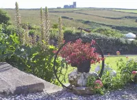 Sea views just yards from restaurants, pubs & shops. Sleeps 16-18, 8 x en-suite. - 4-Star