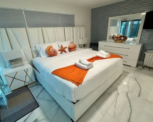 Amazing Home w/ Heated Pool 8 mins to the Beach! Hotels in Lighthouse Point