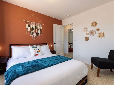 Stylish Desert Retreat•Near Zion&Bryce•Red Rock Views•Dark Skies• Pool•Hot Tub•