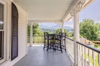 "STEPS TO BRYSON" - MTN VIEW, HOT TUB, FIREPIT, NEW REMODEL - WALK TO DOWNTOWN! - balcony