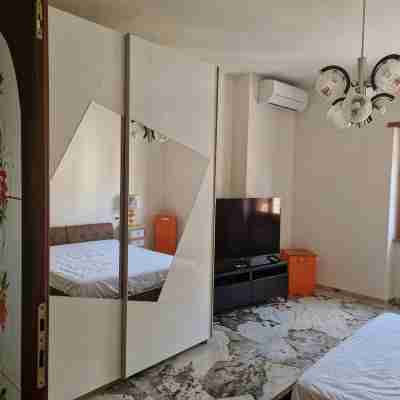 ROYAL HOUSE APPARTMENT DELUXE close to the main services and the sea. Rooms
