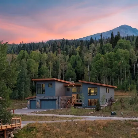 Luxury 5Br on Nat'l Forest: Private Lake, Pool & Hot Tub, Ski Keystone & Breck