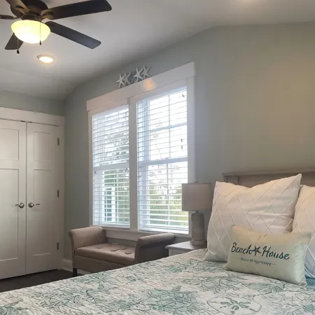 4-minute walk to beautiful Emerald Isle beach access.
