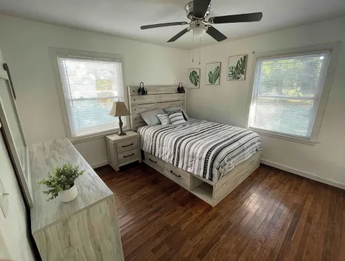 James’ Modern Cheerful Home! - 2-Star