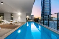 KoKo NEW! Guest Favorite Views, stylish, pool - Apartments