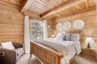 Cabin - Hot Tub w Outdoor TV, Sleeps 12, King Bed, Dogs ok