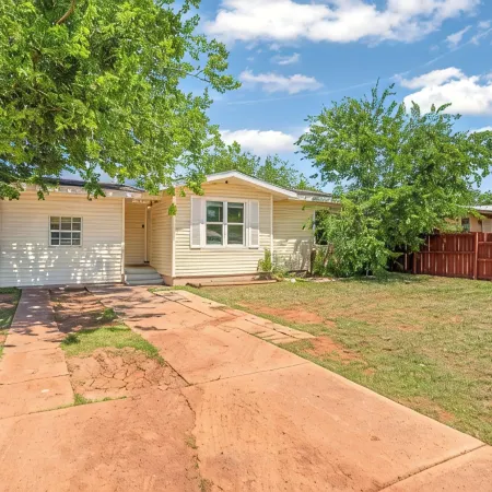 Near Hsu, Acu & Hendrick ~ Clean ~ Charming Cottage  ~ New Discounts ~ Dogs