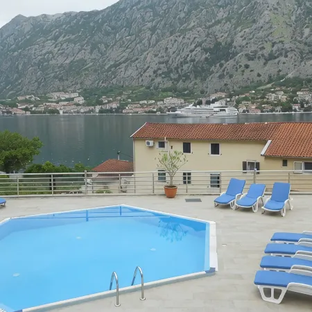 Immaculate Apartment,  Uninterrupted Stunning Bay Views , Private parking