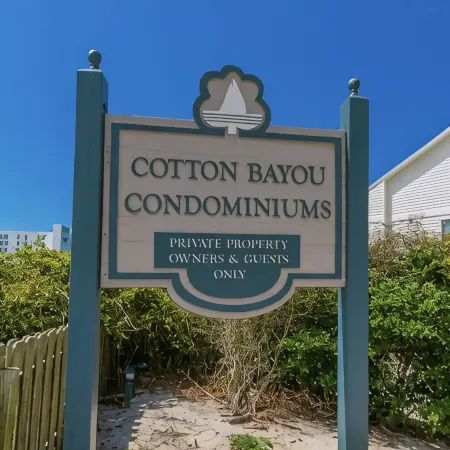 Nice and Spacious 2 Bed / 2 Bath on the Bay and across street from Orange Beach.