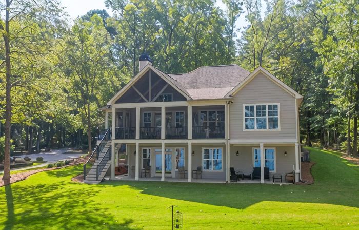 New Luxury Lakefront Home! Hot tub, Boat and Swim Dock