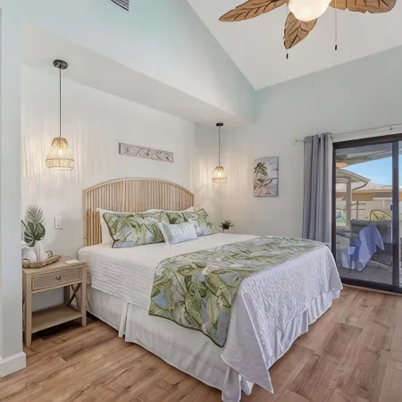 Canal front, dock, heated Pool, near AMI+IMG