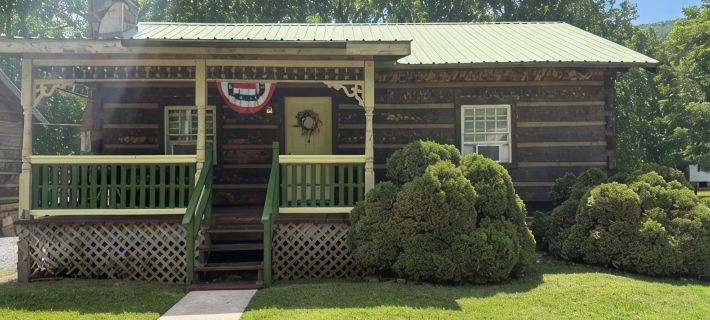 Cozy cabin in lovely Seneca Rocks WV with WiFi, smart TVs and jucuzzi tub ペンドルトンのホテル