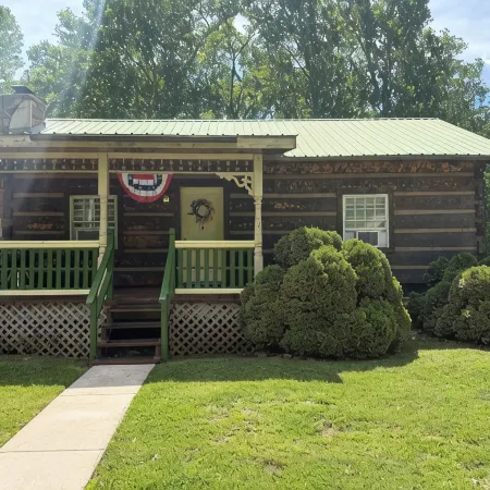 Cozy cabin in lovely Seneca Rocks WV with WiFi, smart TVs and jucuzzi tub