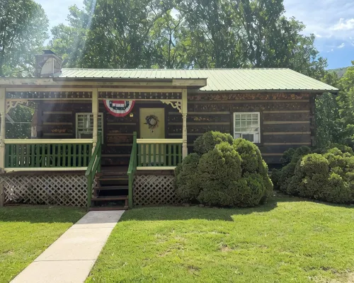 Cozy cabin in lovely Seneca Rocks WV with WiFi, smart TVs and jucuzzi tub Hotels in Pendleton County