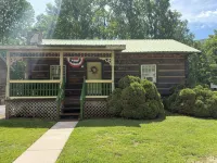 Cozy cabin in lovely Seneca Rocks WV with WiFi, smart TVs and jucuzzi tub