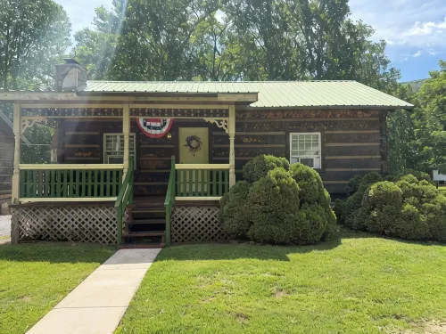Cozy cabin in lovely Seneca Rocks WV with WiFi, smart TVs and jucuzzi tub