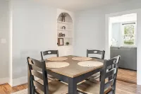 Modern and Bright with office+ walk to nearby Waterfront, 1st FL. - Lejligheder