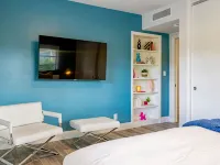 Casa Spur/8BR Villa/Miami Mini Resort w/ Pool+ Hotels in Golden Glades
