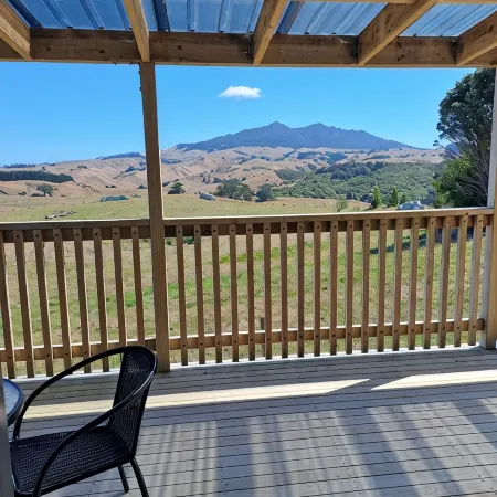 Comfortable studio with stunning mountain & ocean views – Your perfect getaway!