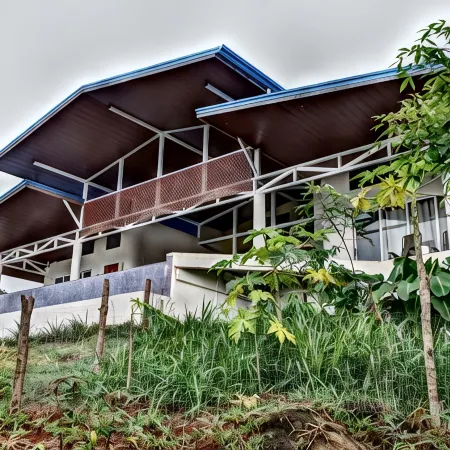 Fabulous 4Bd/4BA at Low Rates, Views, Pool, Wifi, Near Beaches, Cafes, Dominical