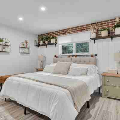 Gather in Saskatoon - Hot Tub 85" TV, Deck, Bbq, Trampoline, Games Room, 5Bdrm Rooms