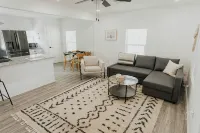 Private Pickleball Court! Lovely 2 Bedroom Home - Minutes to Everything - Homestays