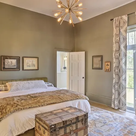 Historic Charm in St. Elmo 3Br/3BA Situated on over an Acre at Base of Lookout
